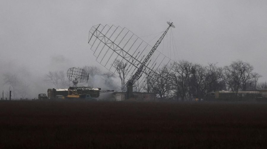 Asap mengepul dari pangkalan pertahanan udara setelah serangan Rusia di Mariupol, Ukraina, Kamis, 24 Februari 2022. (AP/Evgeniy Maloletka)