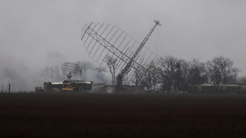 Asap mengepul dari pangkalan pertahanan udara setelah serangan Rusia di Mariupol, Ukraina, Kamis, 24 Februari 2022. (AP/Evgeniy Maloletka)