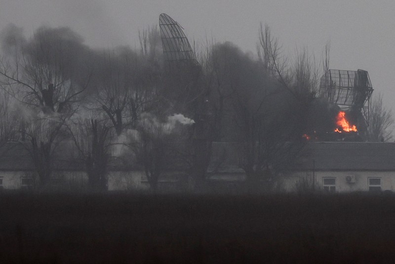 Asap mengepul dari pangkalan pertahanan udara setelah serangan Rusia di Mariupol, Ukraina, Kamis, 24 Februari 2022. (AP/Evgeniy Maloletka)
