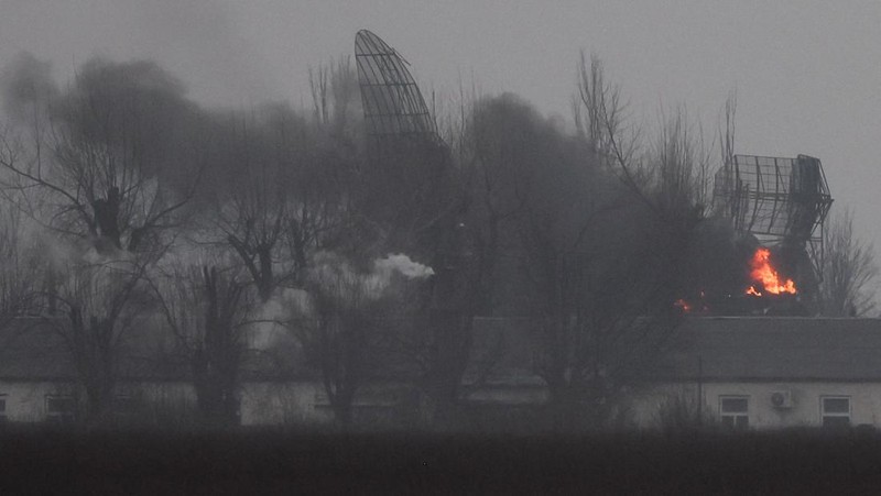 Asap mengepul dari pangkalan pertahanan udara setelah serangan Rusia di Mariupol, Ukraina, Kamis, 24 Februari 2022. (AP/Evgeniy Maloletka)