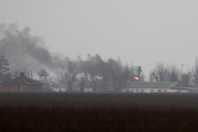 Rusia mengklaim telah melancarkan serangan militer ke Ukraina. Kementerian Pertahanan Rusia mengatakan telah menyerang pangkalan udara dan sistem pertahanan udara Ukraina. (REUTERS/CARLOS BARRIA)