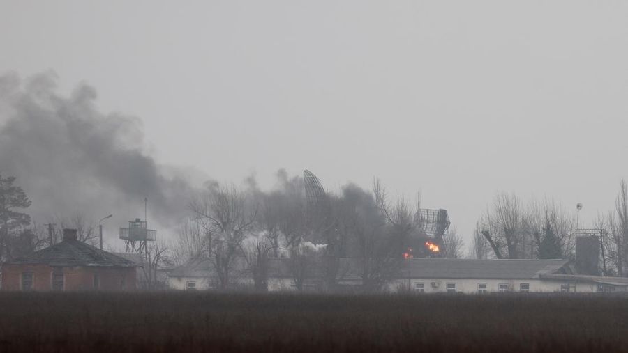 Rusia mengklaim telah melancarkan serangan militer ke Ukraina. Kementerian Pertahanan Rusia mengatakan telah menyerang pangkalan udara dan sistem pertahanan udara Ukraina. (REUTERS/CARLOS BARRIA)