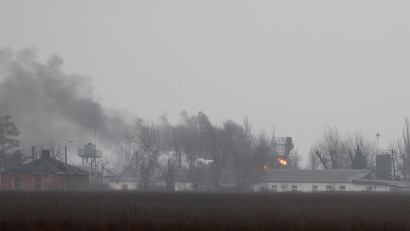 Rusia mengklaim telah melancarkan serangan militer ke Ukraina. Kementerian Pertahanan Rusia mengatakan telah menyerang pangkalan udara dan sistem pertahanan udara Ukraina. (REUTERS/CARLOS BARRIA)
