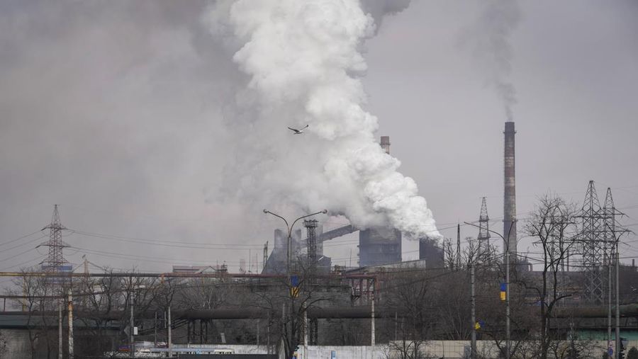 Rusia mengklaim telah melancarkan serangan militer ke Ukraina. Kementerian Pertahanan Rusia mengatakan telah menyerang pangkalan udara dan sistem pertahanan udara Ukraina. (AP/Sergei Grits)