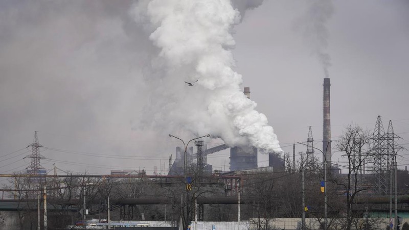 Rusia mengklaim telah melancarkan serangan militer ke Ukraina. Kementerian Pertahanan Rusia mengatakan telah menyerang pangkalan udara dan sistem pertahanan udara Ukraina. (REUTERS/CARLOS BARRIA)