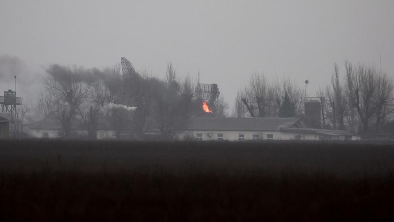 Rusia mengklaim telah melancarkan serangan militer ke Ukraina. Kementerian Pertahanan Rusia mengatakan telah menyerang pangkalan udara dan sistem pertahanan udara Ukraina. (REUTERS/CARLOS BARRIA)