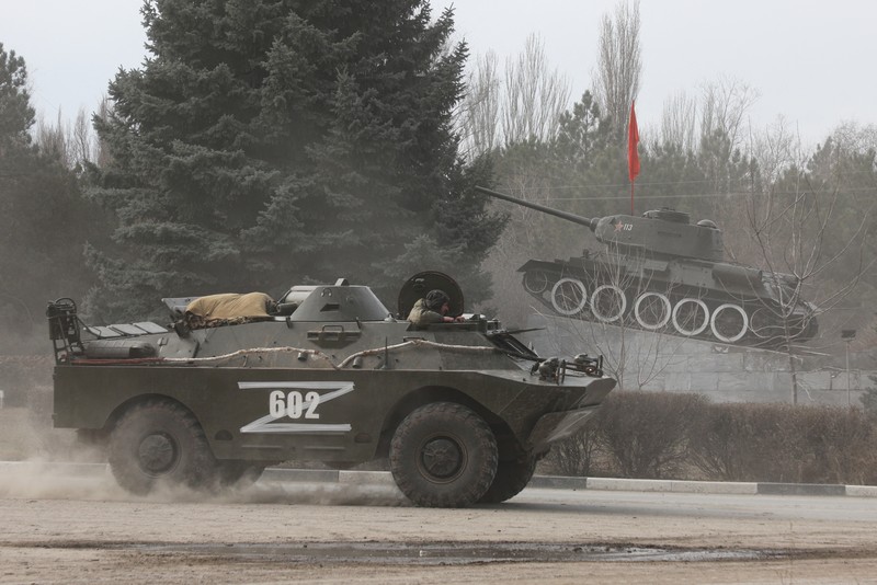 Tank Ukraina bergerak ke kota, setelah Presiden Rusia Vladimir Putin mengizinkan operasi militer di Ukraina timur, di Mariupol, Kamis (24/2/2022). (REUTERS/CARLOS BARRIA) Tank Ukraina bergerak ke kota, setelah Presiden Rusia Vladimir Putin mengizinkan operasi militer di Ukraina timur, di Mariupol, Kamis (24/2/2022). (REUTERS/CARLOS BARRIA)