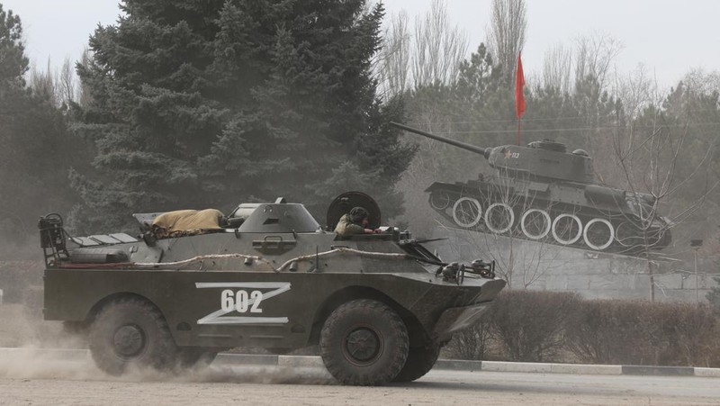 Tank Ukraina bergerak ke kota, setelah Presiden Rusia Vladimir Putin mengizinkan operasi militer di Ukraina timur, di Mariupol, Kamis (24/2/2022). (REUTERS/CARLOS BARRIA)