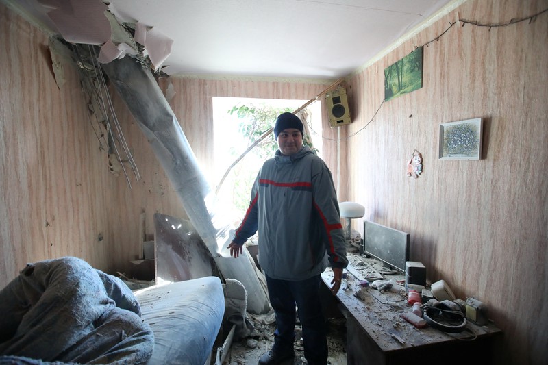 Asap mengepul dari pangkalan pertahanan udara setelah serangan Rusia di Mariupol, Ukraina, Kamis, 24 Februari 2022. (AP/Evgeniy Maloletka) Asap mengepul dari pangkalan pertahanan udara setelah serangan Rusia di Mariupol, Ukraina, Kamis, 24 Februari 2022. (AP/Evgeniy Maloletka)