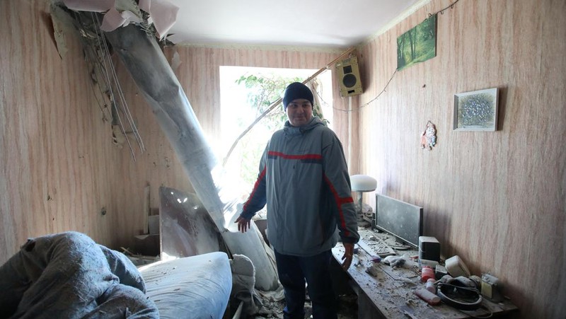 Asap mengepul dari pangkalan pertahanan udara setelah serangan Rusia di Mariupol, Ukraina, Kamis, 24 Februari 2022. (AP/Evgeniy Maloletka)