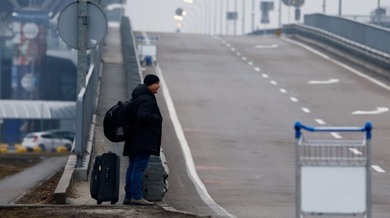Bandara Kyiv, Ukraina ditutup sementara akibat serangan Rusia. (REUTERS/UMIT BEKTAS)
