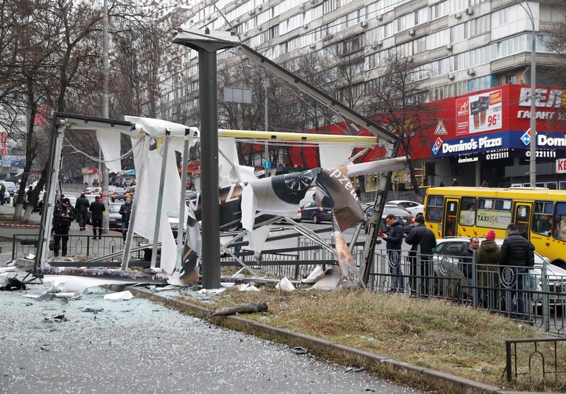 Asap mengepul dari pangkalan pertahanan udara setelah serangan Rusia di Mariupol, Ukraina, Kamis, 24 Februari 2022. (AP/Evgeniy Maloletka) Asap mengepul dari pangkalan pertahanan udara setelah serangan Rusia di Mariupol, Ukraina, Kamis, 24 Februari 2022. (AP/Evgeniy Maloletka)