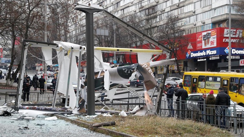 Asap mengepul dari pangkalan pertahanan udara setelah serangan Rusia di Mariupol, Ukraina, Kamis, 24 Februari 2022. (AP/Evgeniy Maloletka)
