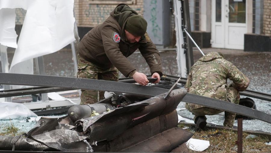 Sisa-sisa rudal yang mendarat di jalan setelah Presiden Rusia Vladimir Putin mengizinkan operasi militer di Kyiv, Ukraina,, Kamis (24/2/2022). (REUTERS/VALENTYN OGIRENKO)