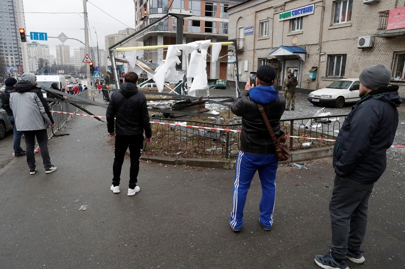 Asap mengepul dari pangkalan pertahanan udara setelah serangan Rusia di Mariupol, Ukraina, Kamis, 24 Februari 2022. (AP/Evgeniy Maloletka) Asap mengepul dari pangkalan pertahanan udara setelah serangan Rusia di Mariupol, Ukraina, Kamis, 24 Februari 2022. (AP/Evgeniy Maloletka)