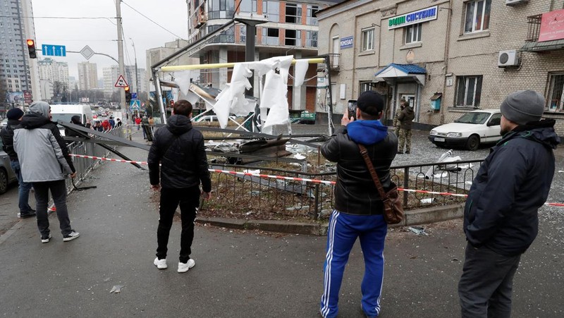 Asap mengepul dari pangkalan pertahanan udara setelah serangan Rusia di Mariupol, Ukraina, Kamis, 24 Februari 2022. (AP/Evgeniy Maloletka)