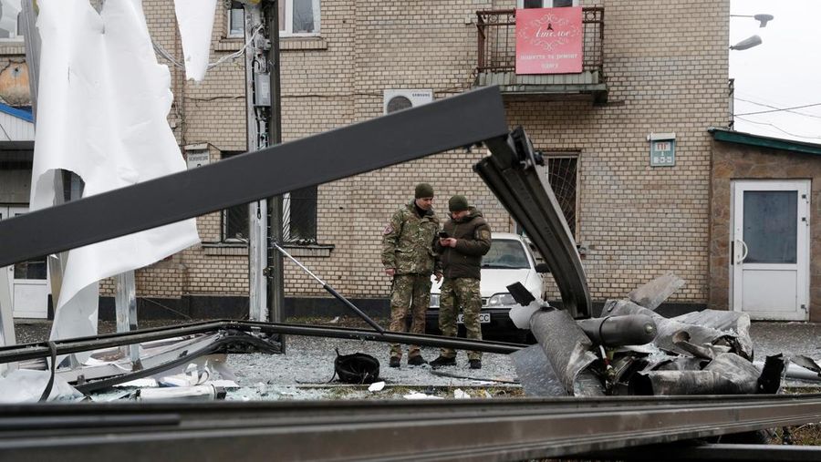 Sisa-sisa rudal yang mendarat di jalan setelah Presiden Rusia Vladimir Putin mengizinkan operasi militer di Kyiv, Ukraina,, Kamis (24/2/2022). (REUTERS/VALENTYN OGIRENKO)
