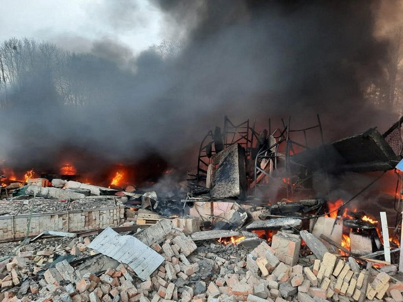 Asap mengepul dari pangkalan pertahanan udara setelah serangan Rusia di Mariupol, Ukraina, Kamis, 24 Februari 2022. (AP/Evgeniy Maloletka)