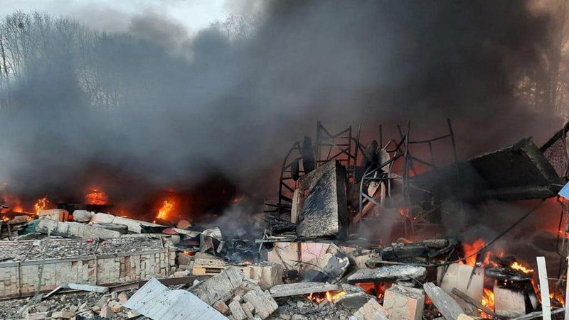 Asap mengepul dari pangkalan pertahanan udara setelah serangan Rusia di Mariupol, Ukraina, Kamis, 24 Februari 2022. (AP/Evgeniy Maloletka)