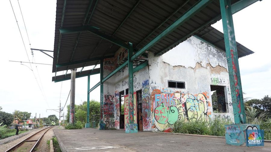 Stasiun Pondok Rajeg yang sudah tidak aktif di Cibinong, Kabupaten Bogor, Jawa Barat, Kamis (24/2/2022). (CNBC Indonesia/Andrean Kristianto)