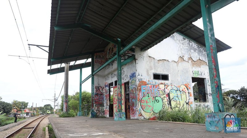 Stasiun Pondok Rajeg yang sudah tidak aktif di Cibinong, Kabupaten Bogor, Jawa Barat, Kamis (24/2/2022). (CNBC Indonesia/Andrean Kristianto)