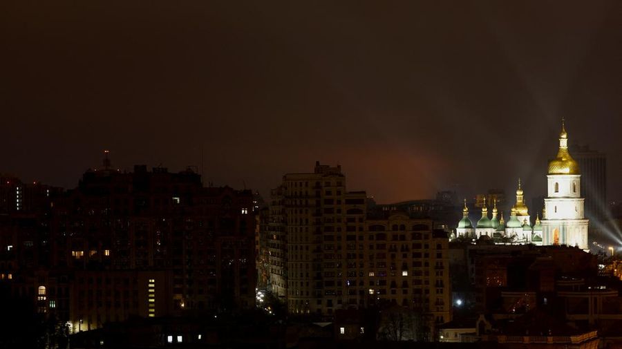 Suasana Kyiv setelah Presiden Rusia Vladimir Putin mengizinkan operasi militer di Ukraina timur pada, kamis (24/2/2022). (REUTERS/UMIT BEKTAS)