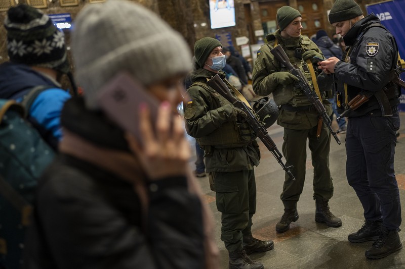 Asap mengepul dari pangkalan pertahanan udara setelah serangan Rusia di Mariupol, Ukraina, Kamis, 24 Februari 2022. (AP/Evgeniy Maloletka)