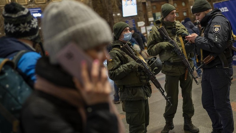 Asap mengepul dari pangkalan pertahanan udara setelah serangan Rusia di Mariupol, Ukraina, Kamis, 24 Februari 2022. (AP/Evgeniy Maloletka)