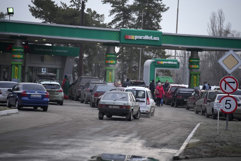 Warga Ukraina ada yang ramai-ramai mendatangi ATM. (REUTERS/ALEXANDER ERMOCHENKO)