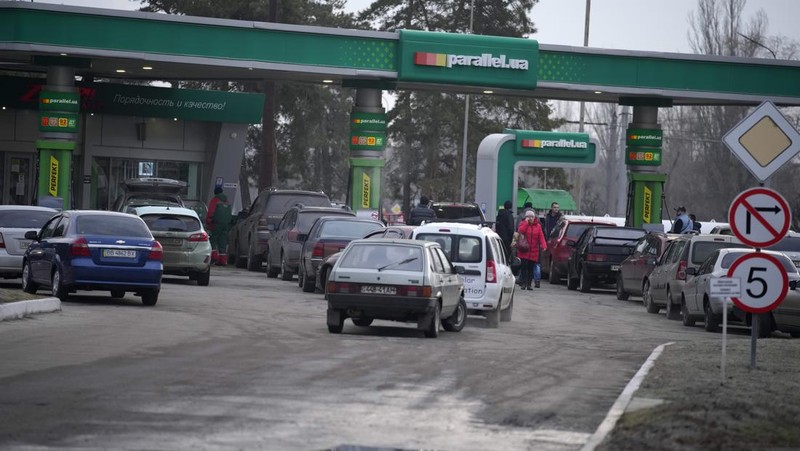 Warga Ukraina ada yang ramai-ramai mendatangi ATM. (REUTERS/ALEXANDER ERMOCHENKO)