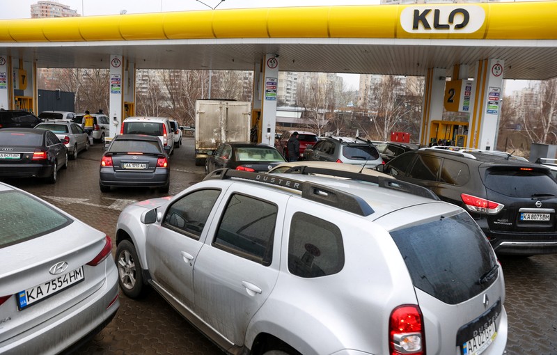 Warga Ukraina ada yang ramai-ramai mendatangi ATM. (REUTERS/ALEXANDER ERMOCHENKO)