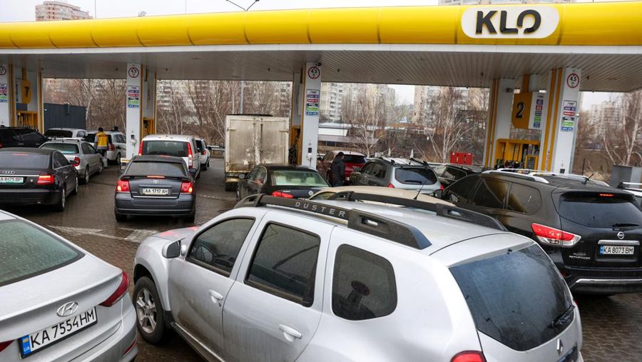 Warga Ukraina ada yang ramai-ramai mendatangi ATM. (REUTERS/ALEXANDER ERMOCHENKO)