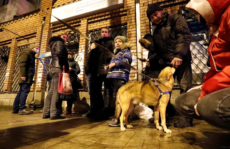Warga Ukraina ada yang ramai-ramai mendatangi ATM. (REUTERS/ALEXANDER ERMOCHENKO)