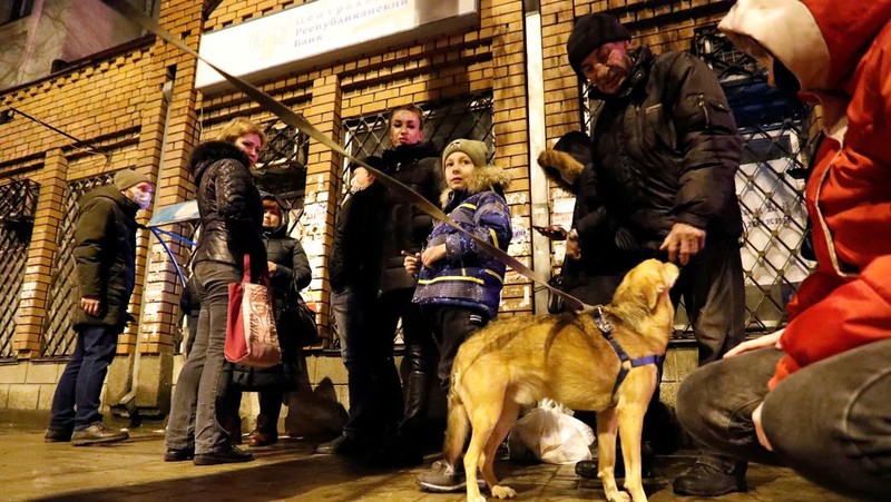 Warga Ukraina ada yang ramai-ramai mendatangi ATM. (REUTERS/ALEXANDER ERMOCHENKO)