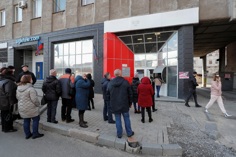 Warga Ukraina ada yang ramai-ramai mendatangi ATM. (REUTERS/ALEXANDER ERMOCHENKO)