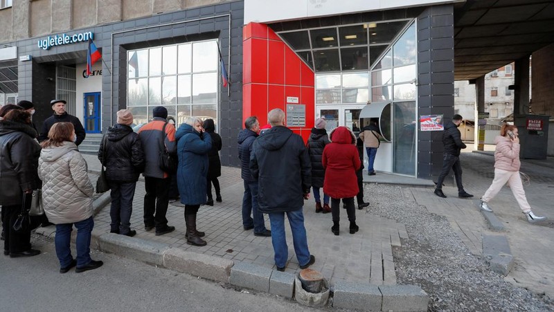Warga Ukraina ada yang ramai-ramai mendatangi ATM. (REUTERS/ALEXANDER ERMOCHENKO)