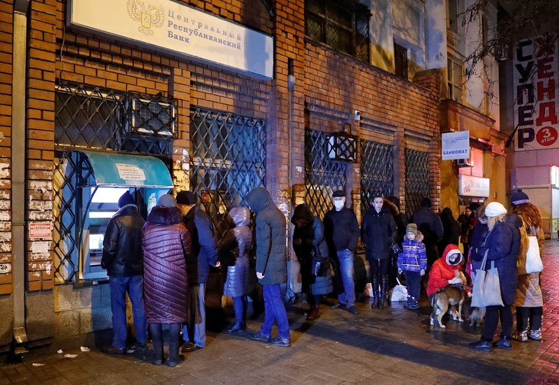 Warga Ukraina ada yang ramai-ramai mendatangi ATM. (REUTERS/ALEXANDER ERMOCHENKO)