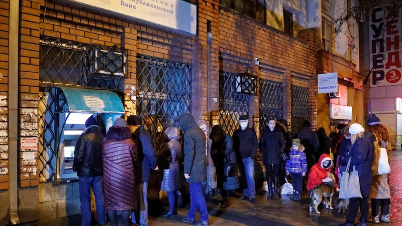 Warga Ukraina ada yang ramai-ramai mendatangi ATM. (REUTERS/ALEXANDER ERMOCHENKO)