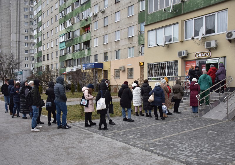 Warga Ukraina ada yang ramai-ramai mendatangi ATM. (REUTERS/ALEXANDER ERMOCHENKO) Warga Ukraina ada yang ramai-ramai mendatangi ATM. (REUTERS/ALEXANDER ERMOCHENKO)