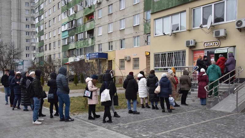 Warga Ukraina ada yang ramai-ramai mendatangi ATM. (REUTERS/ALEXANDER ERMOCHENKO)