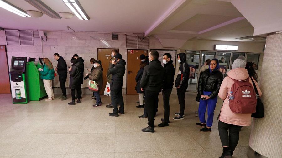 Warga Ukraina ramai-ramai mendatangi ATM. (REUTERS/PAVLO PALAMARCHUK)