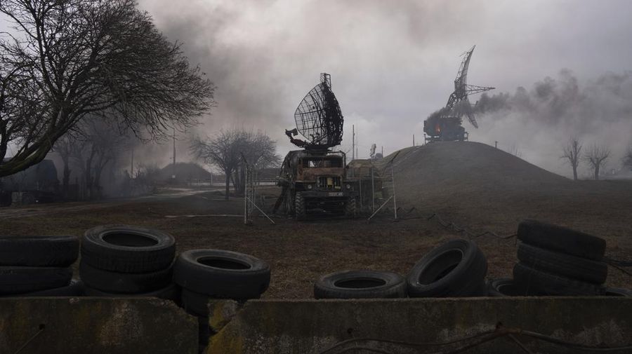 Asap mengepul dari pangkalan pertahanan udara setelah serangan Rusia di Mariupol, Ukraina, Kamis, 24 Februari 2022. (AP/Evgeniy Maloletka)