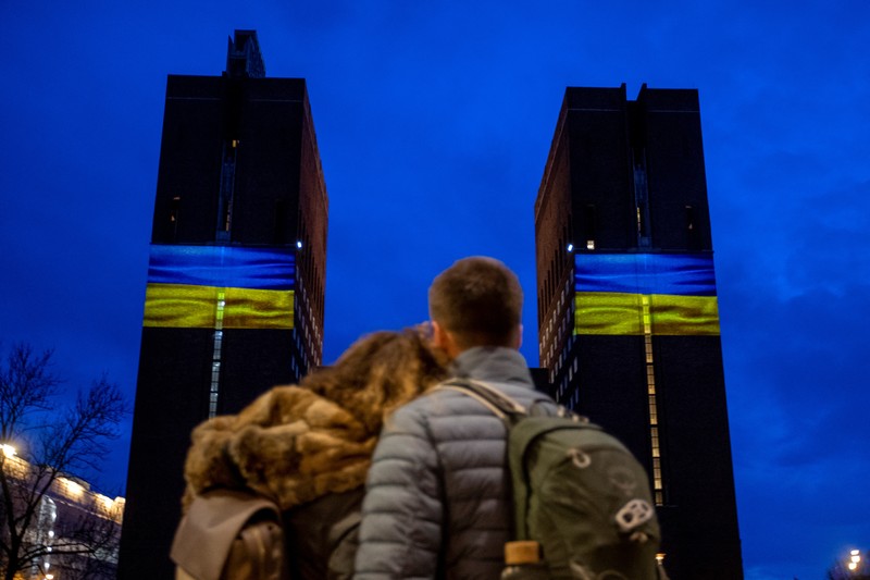 Demonstran pro-Ukraina mengibarkan bendera besar Ukraina di Times Square New York, Kamis, 24 Februari 2022. (AP/Seth Wenig) Demonstran pro-Ukraina mengibarkan bendera besar Ukraina di Times Square New York, Kamis, 24 Februari 2022. (AP/Seth Wenig)