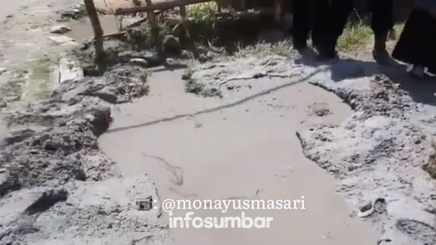 Gempa besar yang mengguncang Kabupaten Pasaman Barat pada Jum'at (25/2/2022) mengakibatkan meluapnya lumpur dari sumber air panas di Jorong Padang Baru, Nagari Ganggo Hilia, Kec. Bonjol, Kabupaten Pasaman. (Tangkapan layar ig infosumbar)