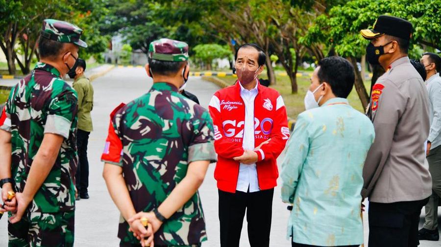 Mengawali kunjungan kerja di Provinsi Sulawesi Tengah, Jumat, 25 Februari 2022, Presiden Joko Widodo meninjau pelaksanaan vaksinasi Covid-19 di Lapangan Kantor Administrasi Bandar Udara Mutiara SIS Al Jufrie, Kota Palu. (Dok: Biro Pers Sekretariat Presiden)
