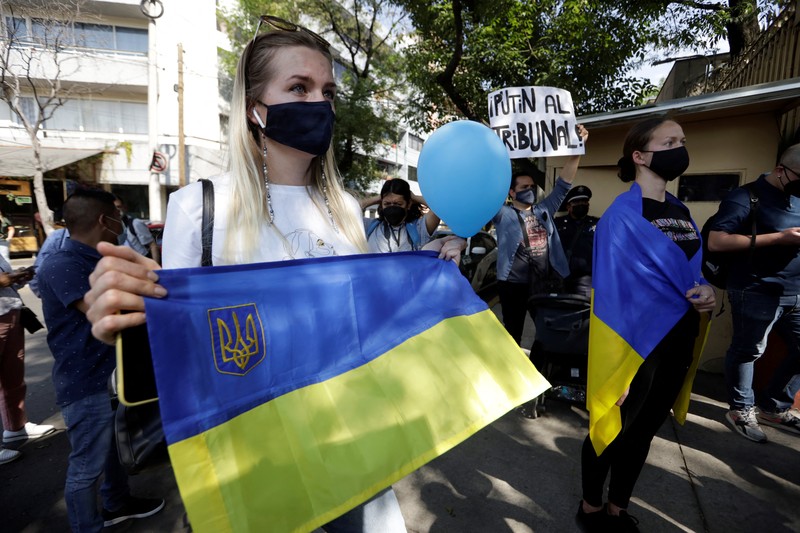 Demonstran pro-Ukraina mengibarkan bendera besar Ukraina di Times Square New York, Kamis, 24 Februari 2022. (AP/Seth Wenig) Demonstran pro-Ukraina mengibarkan bendera besar Ukraina di Times Square New York, Kamis, 24 Februari 2022. (AP/Seth Wenig)