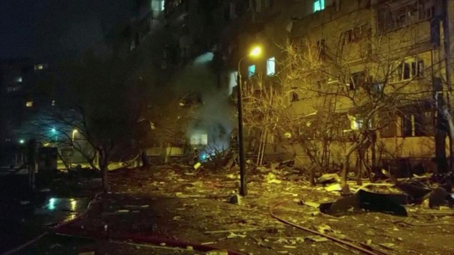 Pemandangan bangunan tempat tinggal yang rusak, setelah Rusia melancarkan operasi militer besar-besaran terhadap Ukraina, di Kyiv, Ukraina, Jumat (25/2/2022). (via REUTERS/UKRAINIAN MINISTRY OF EMERGENCIE)