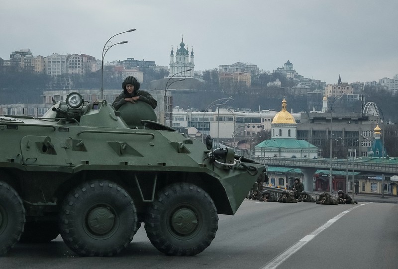 Prajurit Garda Nasional Ukraina mengambil posisi di pusat Kyiv, Ukraina 25 Februari 2022. (REUTERS/GLEB GARANICH)