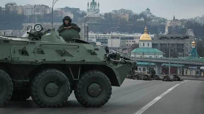 Prajurit Garda Nasional Ukraina mengambil posisi di pusat Kyiv, Ukraina 25 Februari 2022. (REUTERS/GLEB GARANICH)