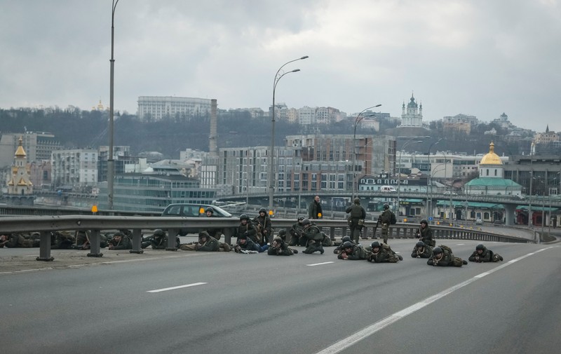 Prajurit Garda Nasional Ukraina mengambil posisi di pusat Kyiv, Ukraina 25 Februari 2022. (REUTERS/GLEB GARANICH) Prajurit Garda Nasional Ukraina mengambil posisi di pusat Kyiv, Ukraina 25 Februari 2022. (REUTERS/GLEB GARANICH)